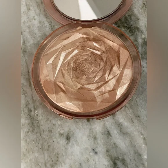 🥇HUDA BEAUTY N.Y.M.P. Highlighter, FLORA 
Very Rare!! Made in Italy - Picture 14 of 14